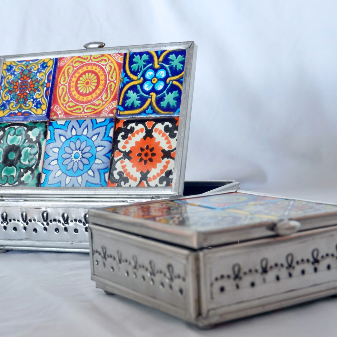 Caja de azulejos | Chica